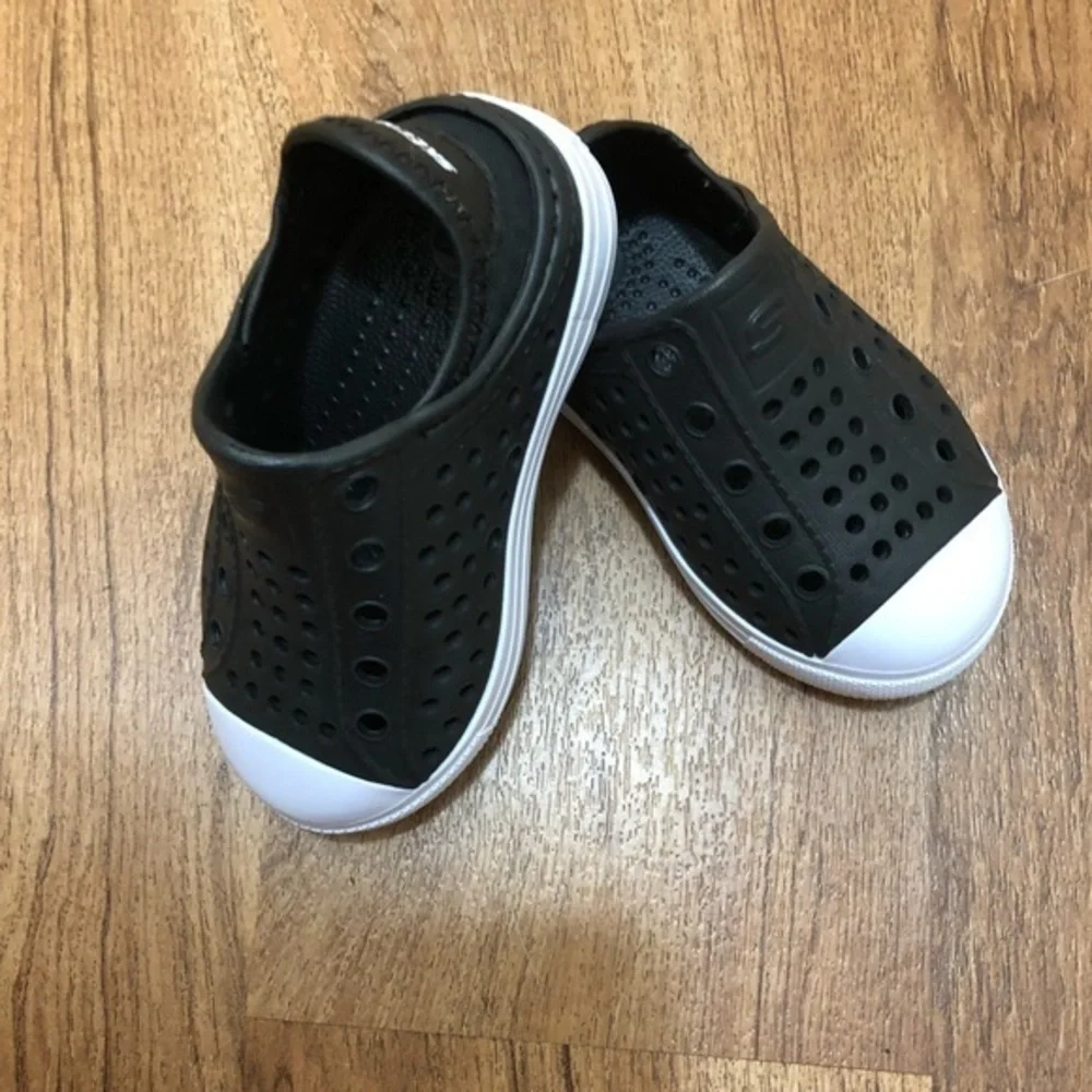 Skechers Black & White Slip-On Water Shoes  Pre Owned  Like New Cond